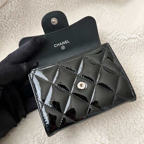 Auth Chanel XL Patent Leather Classic Quilted Flap Card Holder - Picture 5 of 9